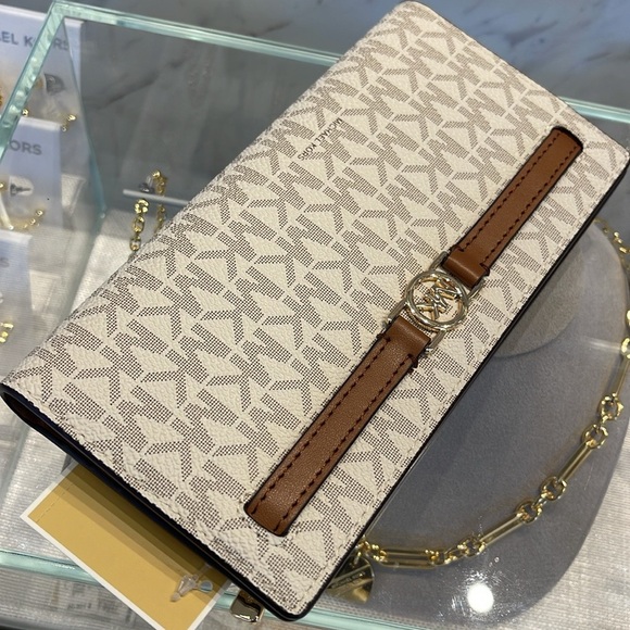 Michael Kors Reed Large Bifold Signature Snap Wallet Card Case 
Vanilla 
NWT - Picture 15 of 16